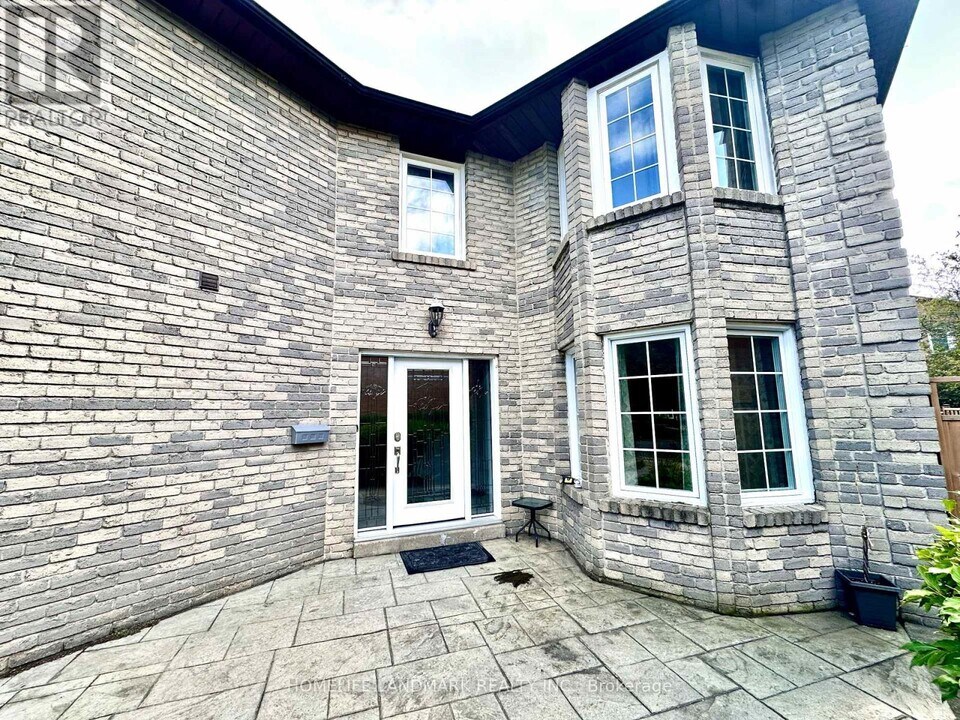 257 Fincham Ave in Markham, ON - Building Photo