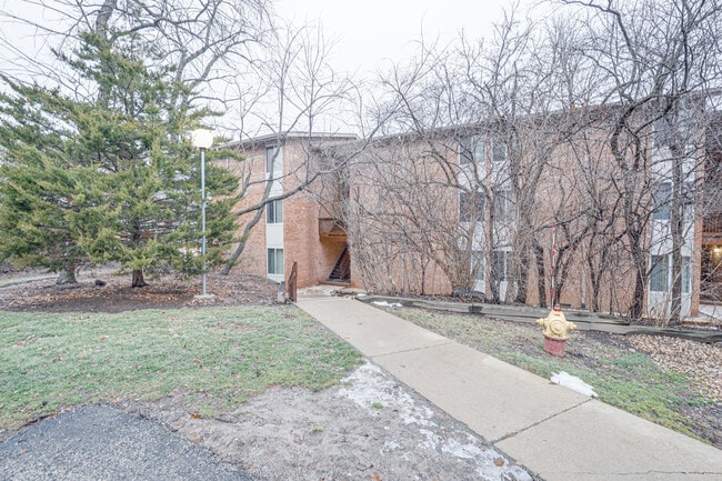 5801 Oakwood Dr in Lisle, IL - Building Photo - Building Photo