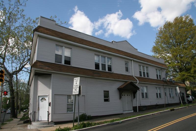 110 Hilton Ave in Union, NJ - Building Photo