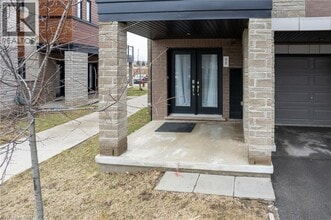 590 N Service Rd in Hamilton, ON - Building Photo - Building Photo