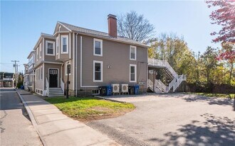 8 Pleasant St in Newport, RI - Building Photo