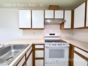 13066 SE Powell Blvd in Portland, OR - Building Photo - Building Photo