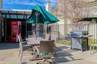 3 Months Free at Eastlake Apartments ! in Davis, CA - Foto de edificio - Building Photo