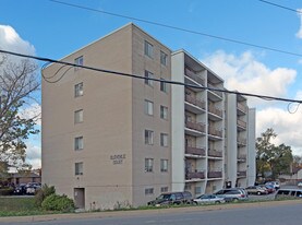Glendale Court in St Catharines, ON - Building Photo
