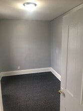 141 E Maple Ave, Unit 2 in Adrian, MI - Foto de edificio - Building Photo