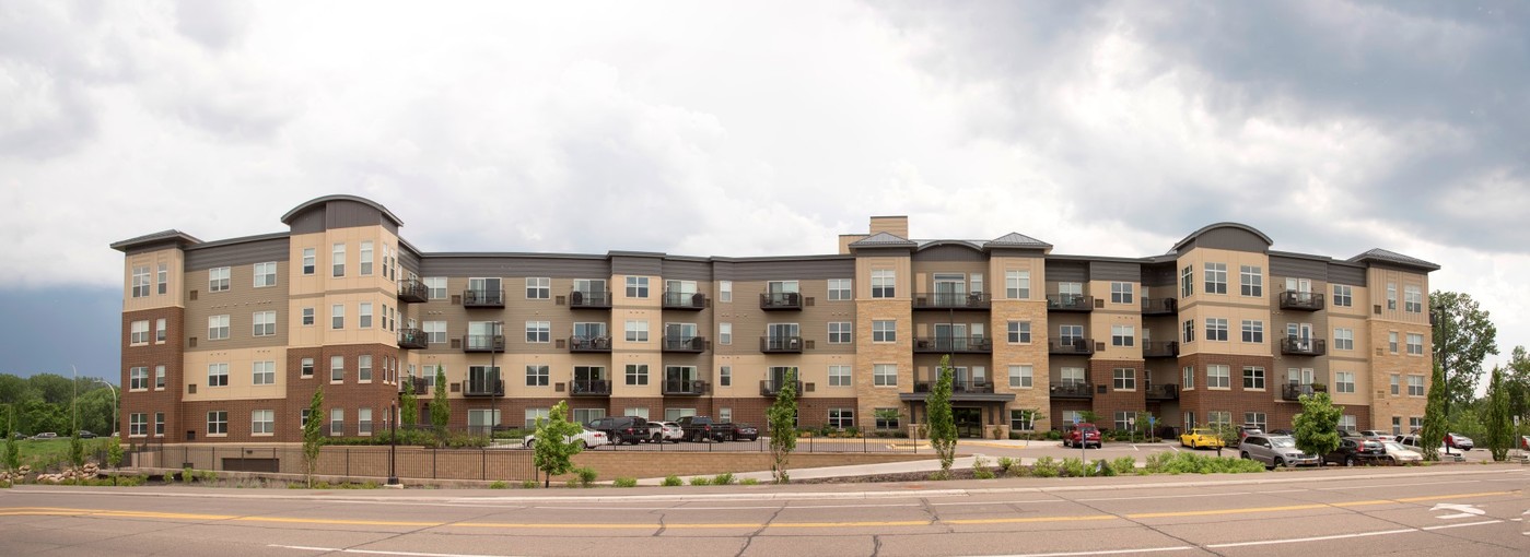 Overlook on the Creek in Minnetonka, MN - Building Photo