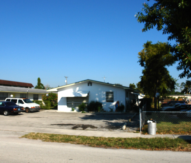 2247 Taylor St in Hollywood, FL - Building Photo - Building Photo