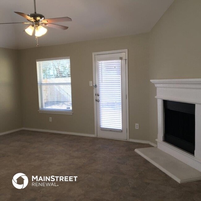 1723 Katrina Ln in Lancaster, TX - Foto de edificio - Building Photo