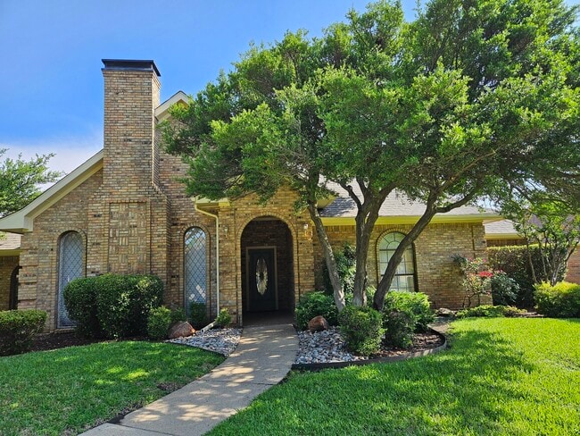 property at 3913 Davis Cir
