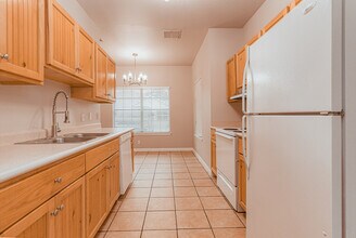 104 San Antonio Rd, Unit 403 in La Vernia, TX - Foto de edificio - Building Photo