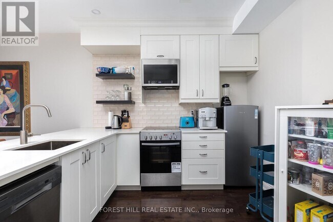 105 Balmoral Ave in Toronto, ON - Building Photo - Building Photo