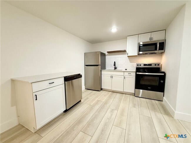 2204 W San Antonio St in New Braunfels, TX - Foto de edificio - Building Photo