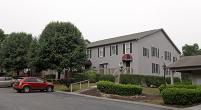 Courtyards in Knoxville, TN - Foto de edificio - Building Photo