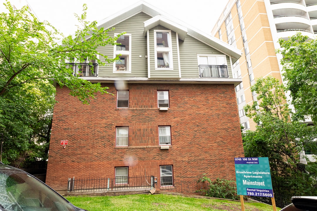 Broadview Legislature Apartments in Edmonton, AB - Building Photo