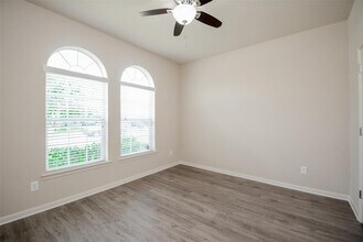 2239 Brown Oak Dr in Conroe, TX - Foto de edificio - Building Photo