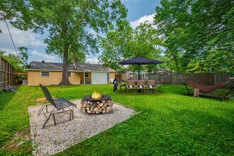 5513 Fairdale Ln in Houston, TX - Building Photo - Building Photo