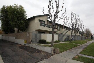 6081 Fullerton Ave in Buena Park, CA - Foto de edificio - Building Photo