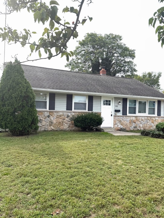 400 Windsor Dr in Bellmawr, NJ - Building Photo
