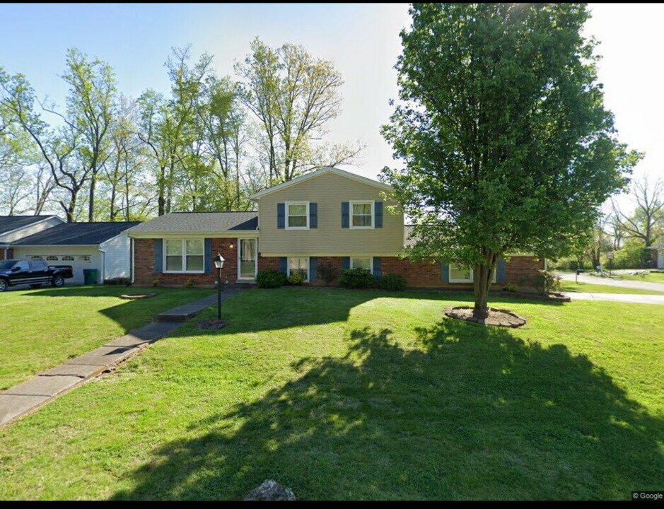 8005 Casualwood Ct in Louisville, KY - Building Photo