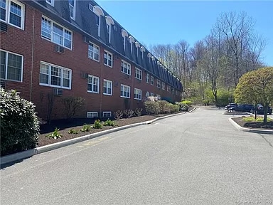 34 A Padanaram Rd, Unit 222 in Danbury, CT - Building Photo - Building Photo