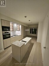 11-2411 Yorkville Ave in Toronto, ON - Building Photo - Building Photo
