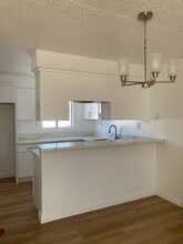 Beachside Apartments in Anaheim, CA - Foto de edificio - Building Photo