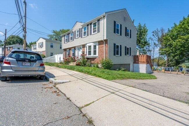 19 Grew Hill Rd, Unit 2 in Boston, MA - Building Photo - Building Photo