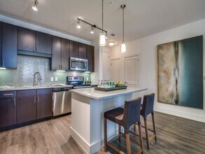 10851 Meadowglen Ln in Houston, TX - Building Photo - Building Photo