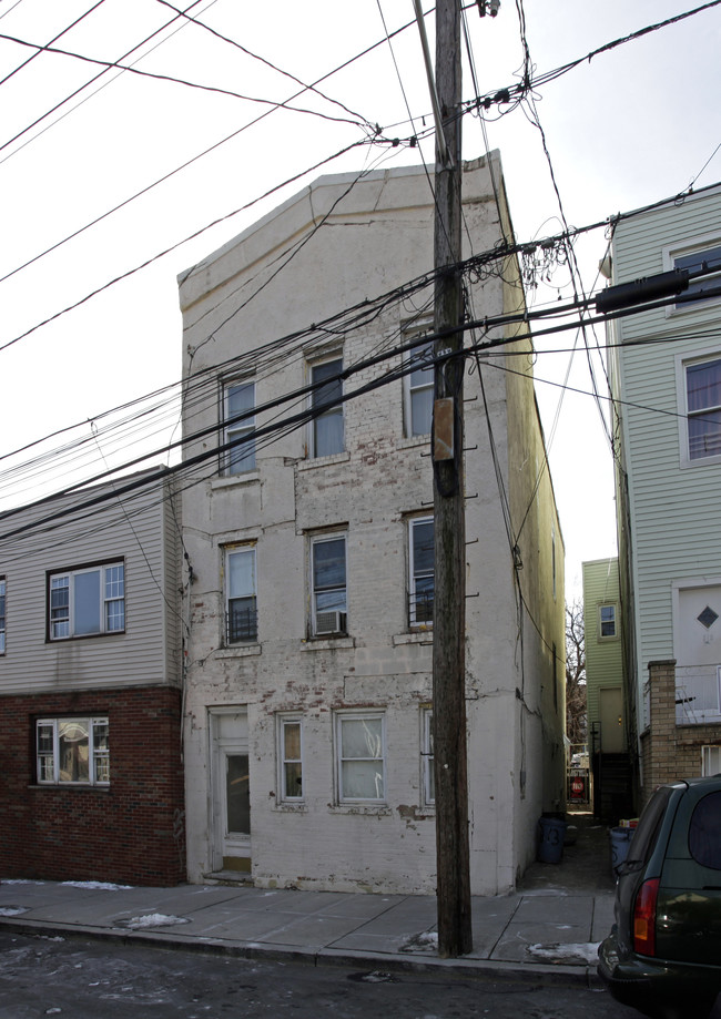 313 5th St in Union City, NJ - Foto de edificio - Building Photo
