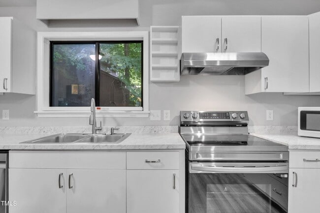 213 Deepwood Rd in Chapel Hill, NC - Building Photo - Building Photo