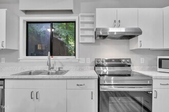 213 Deepwood Rd in Chapel Hill, NC - Foto de edificio - Building Photo