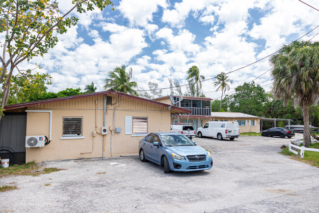 3137 Bayshore Dr in Naples, FL - Building Photo - Building Photo