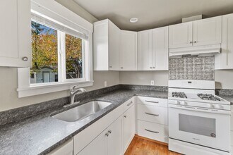 381 SE O'leary St in Oak Harbor, WA - Building Photo - Building Photo