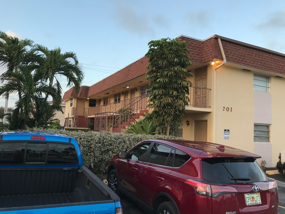 701 NE 8th St in Hallandale Beach, FL - Foto de edificio