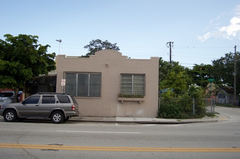 100 NE 54th St in Miami, FL - Foto de edificio