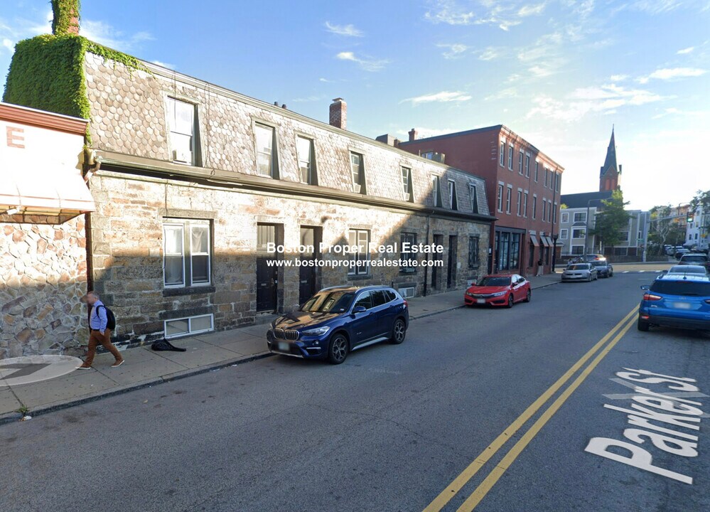 682 Parker St, Unit 1 in Boston, MA - Foto de edificio