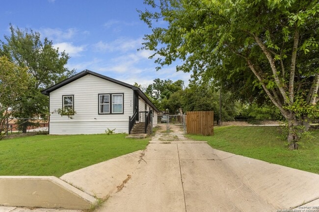 928 Hedges St in San Antonio, TX - Building Photo - Building Photo
