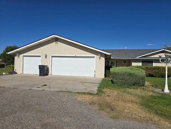 property at 2222 E Aspen St