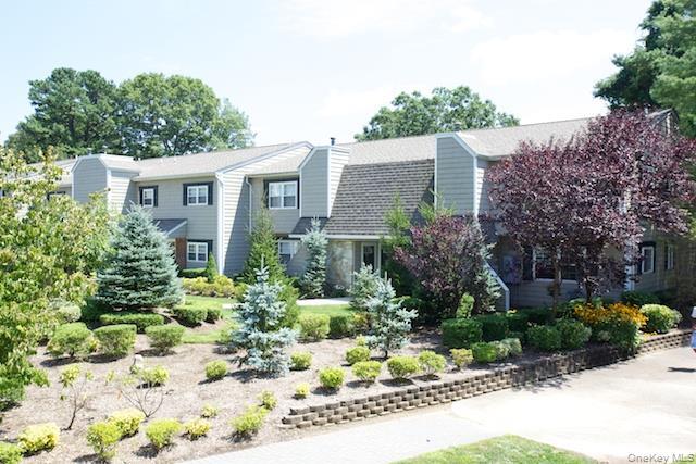 396 Lake Pointe Dr in Middle Island, NY - Building Photo - Building Photo