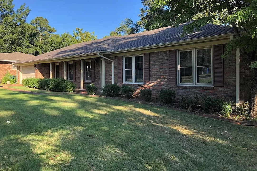 402 Robin Hood Dr in Florence, AL - Building Photo