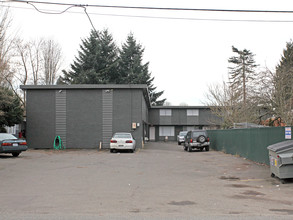 Holly Tree Apartments in Kent, WA - Building Photo - Building Photo