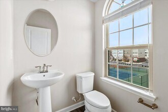 6026 Forum Sq in Frederick, MD - Foto de edificio - Building Photo