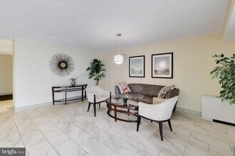 7420 Lakeview Dr in Bethesda, MD - Foto de edificio - Building Photo