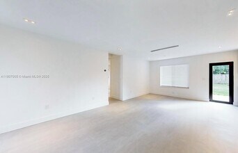 830 NE 171 St in North Miami Beach, FL - Building Photo - Building Photo