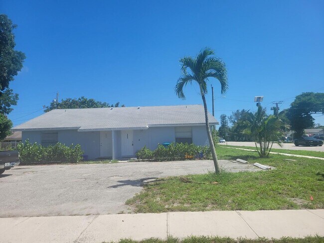 104 SE 11th Ave in Boynton Beach, FL - Building Photo - Building Photo