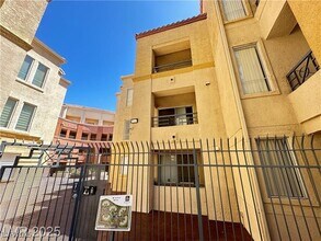 270 E Flamingo Rd in Las Vegas, NV - Building Photo - Building Photo