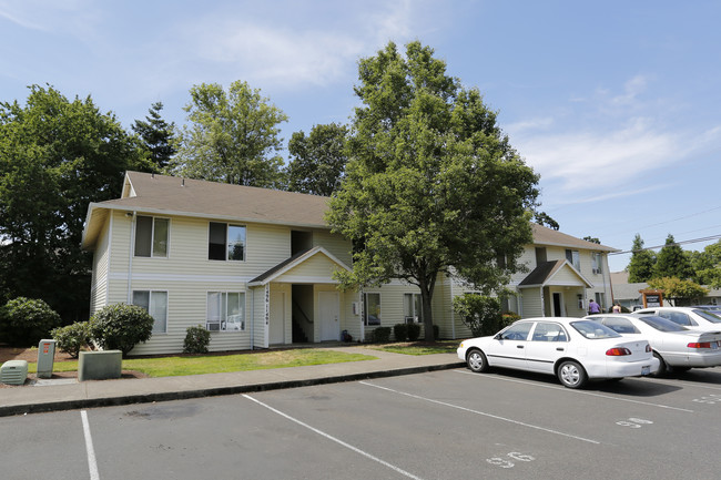 Harmony Court Apartments in Milwaukie, OR - Building Photo - Building Photo