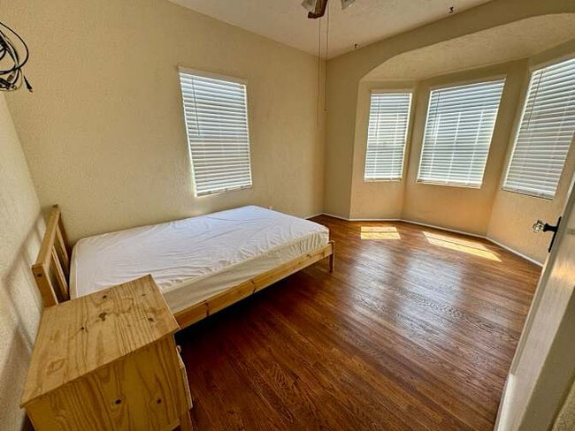 1350 N Fairview Ave in Colton, CA - Foto de edificio - Building Photo