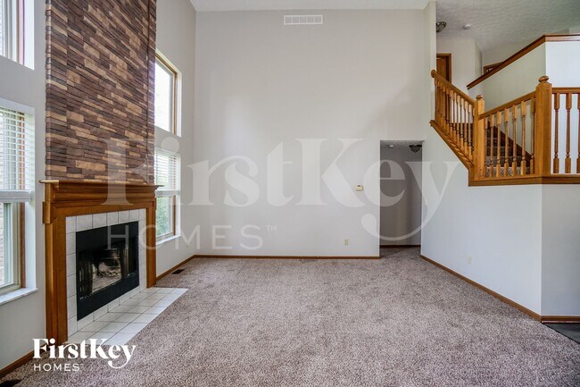 1558 Royal Oak Dr in Lewis Center, OH - Foto de edificio - Building Photo