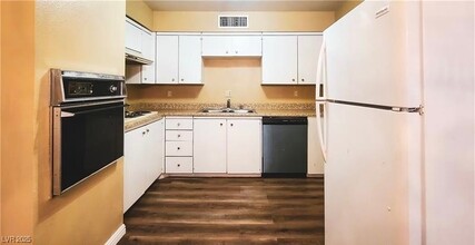 350 E Desert Inn Rd in Las Vegas, NV - Building Photo - Building Photo